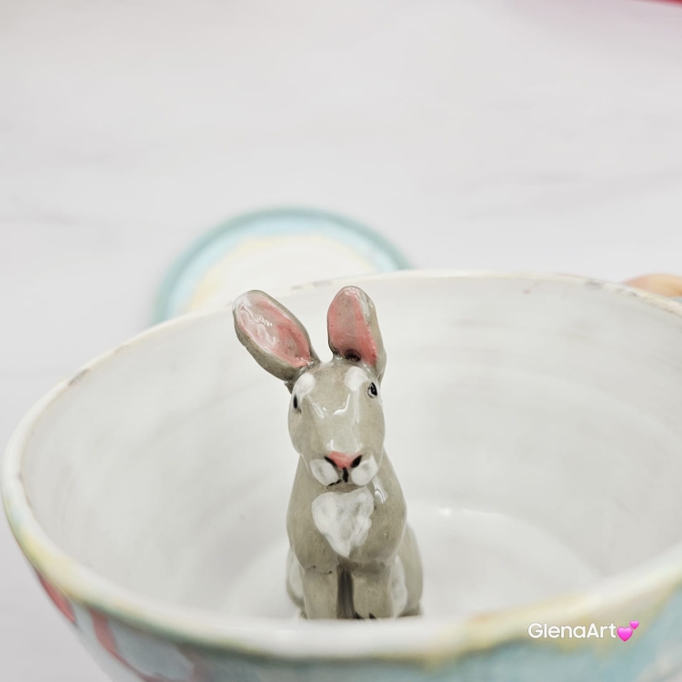 Filiżanka ZAJĄC ceramiczna ze spodkiem z ZAJĄCEM szarakiem w środku ręcznie toczona i malowana w kolorze białym i błękitnym oraz szary zając kubek zając z zającem szarakiem filiżanka na Wielkanoc