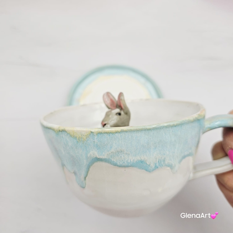 Filiżanka ZAJĄC ceramiczna ze spodkiem z ZAJĄCEM szarakiem w środku ręcznie toczona i malowana w kolorze białym i błękitnym oraz szary zając kubek zając z zającem szarakiem filiżanka na Wielkanoc