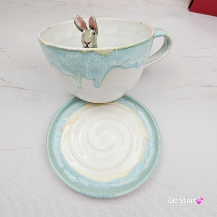 Filiżanka ZAJĄC ceramiczna ze spodkiem z ZAJĄCEM szarakiem w środku ręcznie toczona i malowana w kolorze białym i błękitnym oraz szary zając kubek zając z zającem szarakiem filiżanka na Wielkanoc
