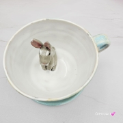 Filiżanka ZAJĄC ceramiczna ze spodkiem z ZAJĄCEM szarakiem w środku ręcznie toczona i malowana w kolorze białym i błękitnym oraz szary zając kubek zając z zającem szarakiem filiżanka na Wielkanoc