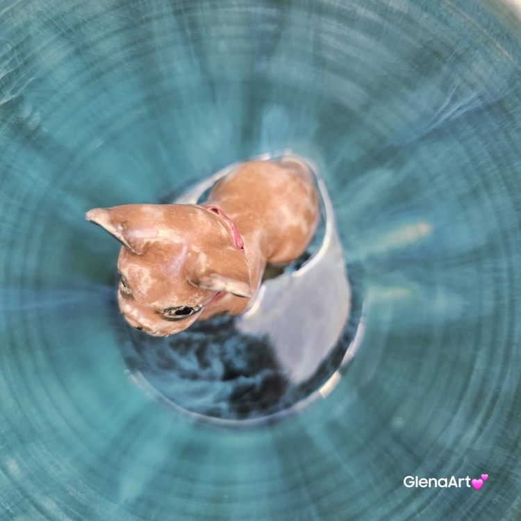 Filiżanka ceramiczna ze spodkiem i Buldożek francuski brązowy z czerwoną obróżką filiżanka ceramiczna ze spodkiem i zwierzakiem w środku ręcznie toczona i malowana elegancka filiżanka z pięknym szkliwem BULDOŻEK FRANCUSKI turkusowe jeziorko