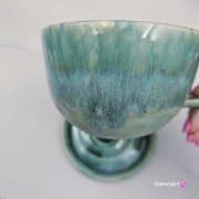 Filiżanka ceramiczna ze spodkiem i Buldożek francuski brązowy z czerwoną obróżką filiżanka ceramiczna ze spodkiem i zwierzakiem w środku ręcznie toczona i malowana elegancka filiżanka z pięknym szkliwem BULDOŻEK FRANCUSKI turkusowe jeziorko