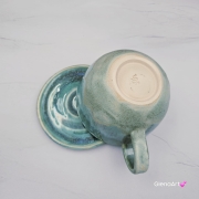 Filiżanka ceramiczna ze spodkiem i Buldożek francuski brązowy z czerwoną obróżką filiżanka ceramiczna ze spodkiem i zwierzakiem w środku ręcznie toczona i malowana elegancka filiżanka z pięknym szkliwem BULDOŻEK FRANCUSKI turkusowe jeziorko