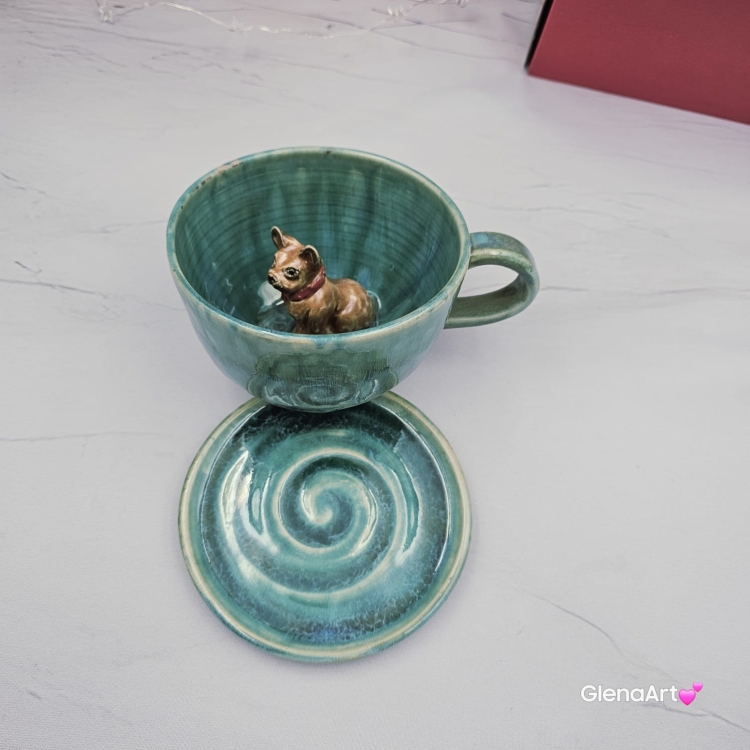 Filiżanka ceramiczna ze spodkiem i Buldożek francuski brązowy z czerwoną obróżką filiżanka ceramiczna ze spodkiem i zwierzakiem w środku ręcznie toczona i malowana elegancka filiżanka z pięknym szkliwem BULDOŻEK FRANCUSKI turkusowe jeziorko