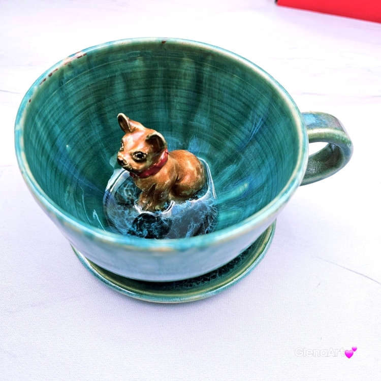 Filiżanka ceramiczna ze spodkiem i Buldożek francuski brązowy z czerwoną obróżką filiżanka ceramiczna ze spodkiem i zwierzakiem w środku ręcznie toczona i malowana elegancka filiżanka z pięknym szkliwem BULDOŻEK FRANCUSKI turkusowe jeziorko