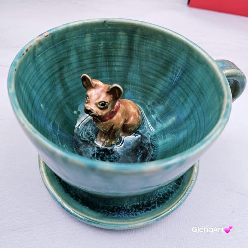 Filiżanka ceramiczna ze spodkiem i Buldożek francuski brązowy z czerwoną obróżką filiżanka ceramiczna ze spodkiem i zwierzakiem w środku ręcznie toczona i malowana elegancka filiżanka z pięknym szkliwem BULDOŻEK FRANCUSKI turkusowe jeziorko