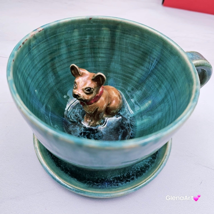 Filiżanka ceramiczna ze spodkiem i Buldożek francuski brązowy z czerwoną obróżką filiżanka ceramiczna ze spodkiem i zwierzakiem w środku ręcznie toczona i malowana elegancka filiżanka z pięknym szkliwem BULDOŻEK FRANCUSKI turkusowe jeziorko