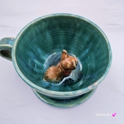 Filiżanka ceramiczna ze spodkiem i Buldożek francuski brązowy z czerwoną obróżką filiżanka ceramiczna ze spodkiem i zwierzakiem w środku ręcznie toczona i malowana elegancka filiżanka z pięknym szkliwem BULDOŻEK FRANCUSKI turkusowe jeziorko