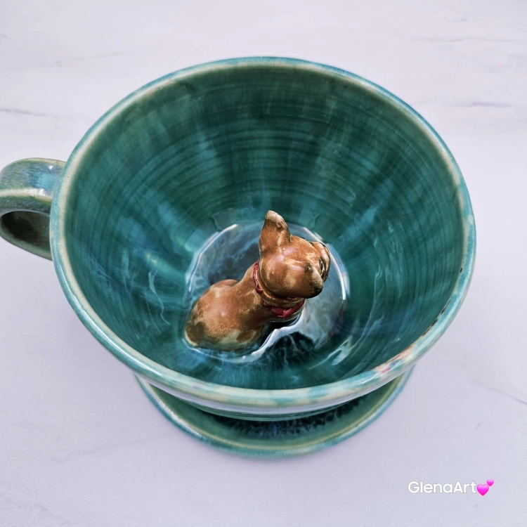 Filiżanka ceramiczna ze spodkiem i Buldożek francuski brązowy z czerwoną obróżką filiżanka ceramiczna ze spodkiem i zwierzakiem w środku ręcznie toczona i malowana elegancka filiżanka z pięknym szkliwem BULDOŻEK FRANCUSKI turkusowe jeziorko