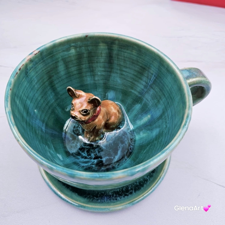 Filiżanka ceramiczna ze spodkiem i Buldożek francuski brązowy z czerwoną obróżką filiżanka ceramiczna ze spodkiem i zwierzakiem w środku ręcznie toczona i malowana elegancka filiżanka z pięknym szkliwem BULDOŻEK FRANCUSKI turkusowe jeziorko