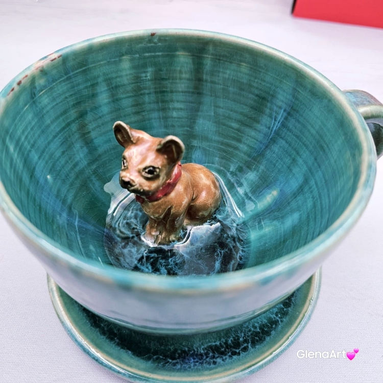 Filiżanka ceramiczna ze spodkiem i Buldożek francuski brązowy z czerwoną obróżką filiżanka ceramiczna ze spodkiem i zwierzakiem w środku ręcznie toczona i malowana elegancka filiżanka z pięknym szkliwem BULDOŻEK FRANCUSKI turkusowe jeziorko