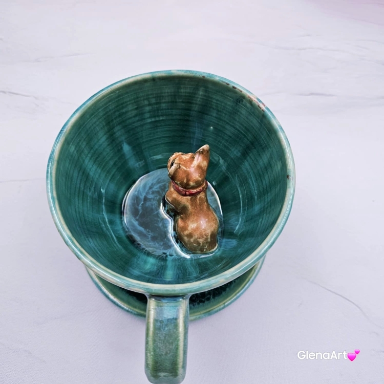 Filiżanka ceramiczna ze spodkiem i Buldożek francuski brązowy z czerwoną obróżką filiżanka ceramiczna ze spodkiem i zwierzakiem w środku ręcznie toczona i malowana elegancka filiżanka z pięknym szkliwem BULDOŻEK FRANCUSKI turkusowe jeziorko