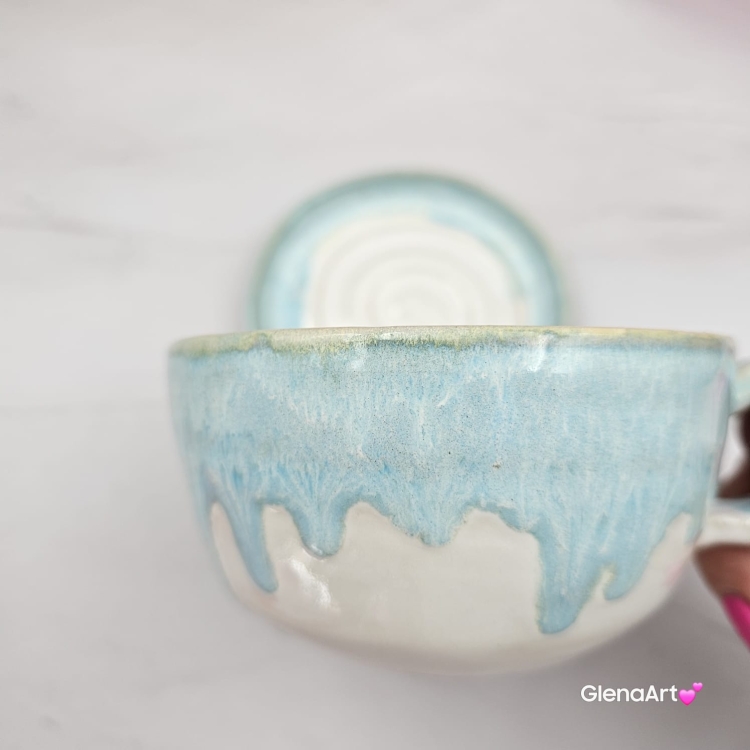 Filiżanka ŚLIMAK ze ślimakiem ceramiczna ze spodkiem i ŚLIMACZKIEM w środku ręcznie toczona i malowana elegancka filiżanka odcienie bieli i błękitu kubek ślimak kubek ślimak ze ślimakiem