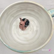 Filiżanka ŚLIMAK ze ślimakiem ceramiczna ze spodkiem i ŚLIMACZKIEM w środku ręcznie toczona i malowana elegancka filiżanka odcienie bieli i błękitu kubek ślimak kubek ślimak ze ślimakiem