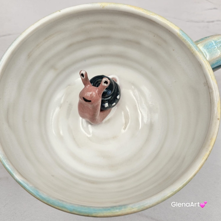 Filiżanka ŚLIMAK ze ślimakiem ceramiczna ze spodkiem i ŚLIMACZKIEM w środku ręcznie toczona i malowana elegancka filiżanka odcienie bieli i błękitu kubek ślimak kubek ślimak ze ślimakiem