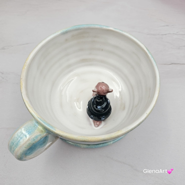 Filiżanka ŚLIMAK ze ślimakiem ceramiczna ze spodkiem i ŚLIMACZKIEM w środku ręcznie toczona i malowana elegancka filiżanka odcienie bieli i błękitu kubek ślimak kubek ślimak ze ślimakiem