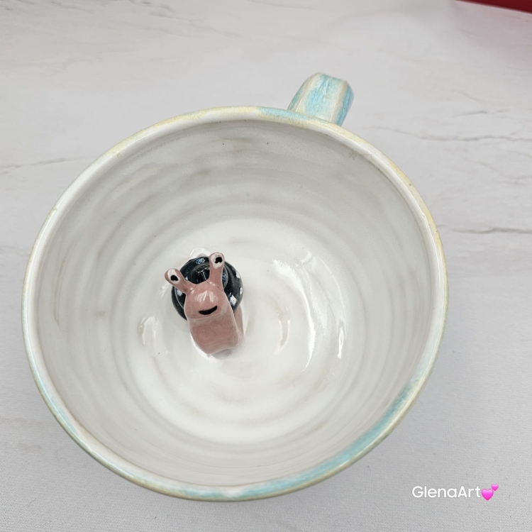 Filiżanka ŚLIMAK ze ślimakiem ceramiczna ze spodkiem i ŚLIMACZKIEM w środku ręcznie toczona i malowana elegancka filiżanka odcienie bieli i błękitu kubek ślimak kubek ślimak ze ślimakiem
