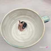 Filiżanka ŚLIMAK ze ślimakiem ceramiczna ze spodkiem i ŚLIMACZKIEM w środku ręcznie toczona i malowana elegancka filiżanka odcienie bieli i błękitu kubek ślimak kubek ślimak ze ślimakiem