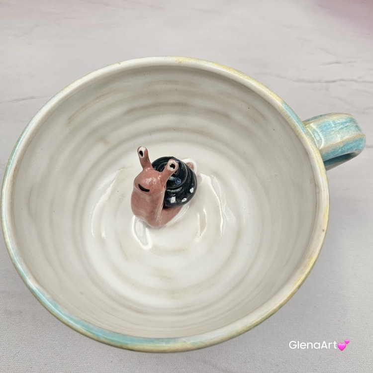 Filiżanka ŚLIMAK ze ślimakiem ceramiczna ze spodkiem i ŚLIMACZKIEM w środku ręcznie toczona i malowana elegancka filiżanka odcienie bieli i błękitu kubek ślimak kubek ślimak ze ślimakiem