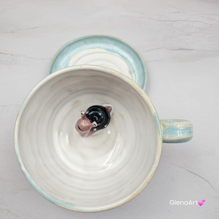 Filiżanka ŚLIMAK ze ślimakiem ceramiczna ze spodkiem i ŚLIMACZKIEM w środku ręcznie toczona i malowana elegancka filiżanka odcienie bieli i błękitu kubek ślimak kubek ślimak ze ślimakiem
