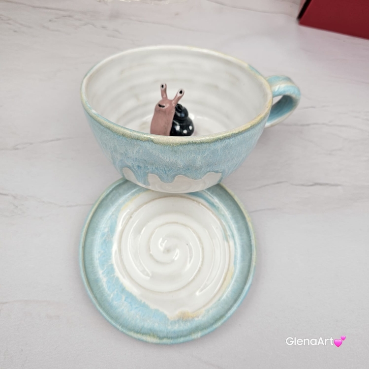 Filiżanka ŚLIMAK ze ślimakiem ceramiczna ze spodkiem i ŚLIMACZKIEM w środku ręcznie toczona i malowana elegancka filiżanka odcienie bieli i błękitu kubek ślimak kubek ślimak ze ślimakiem