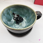 Filiżanka ze spodkiem i pieskiem BULDOŻKIEM czarnym FRANCUSKIM ceramiczna ze spodkiem i czarnym pieskiem ręcznie toczona i malowana elegancka filiżanka z pięknym szkliwem BULDOŻEK FRANCUSKI kubek z pieskiem buldożkiem czarnym