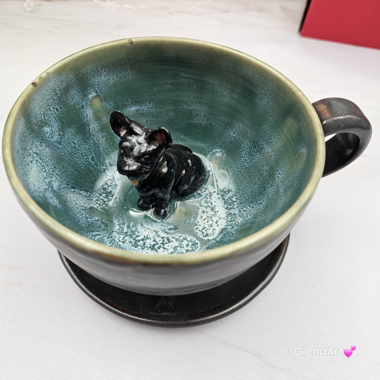 Filiżanka ze spodkiem i pieskiem BULDOŻKIEM czarnym FRANCUSKIM ceramiczna ze spodkiem i czarnym pieskiem ręcznie toczona i malowana elegancka filiżanka z pięknym szkliwem BULDOŻEK FRANCUSKI kubek z pieskiem buldożkiem czarnym
