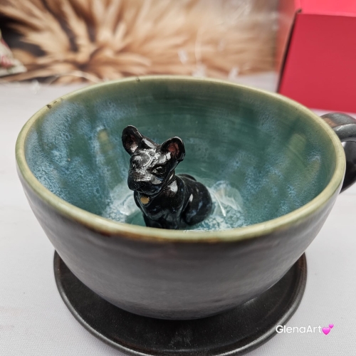Filiżanka ze spodkiem i pieskiem BULDOŻKIEM czarnym FRANCUSKIM ceramiczna ze spodkiem i czarnym pieskiem ręcznie toczona i malowana elegancka filiżanka z pięknym szkliwem BULDOŻEK FRANCUSKI kubek z pieskiem buldożkiem czarnym