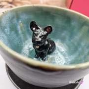 Filiżanka ze spodkiem i pieskiem BULDOŻKIEM czarnym FRANCUSKIM ceramiczna ze spodkiem i czarnym pieskiem ręcznie toczona i malowana elegancka filiżanka z pięknym szkliwem BULDOŻEK FRANCUSKI kubek z pieskiem buldożkiem czarnym