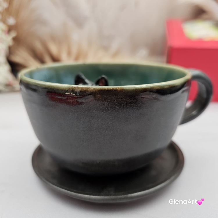 Filiżanka ze spodkiem i pieskiem BULDOŻKIEM czarnym FRANCUSKIM ceramiczna ze spodkiem i czarnym pieskiem ręcznie toczona i malowana elegancka filiżanka z pięknym szkliwem BULDOŻEK FRANCUSKI kubek z pieskiem buldożkiem czarnym