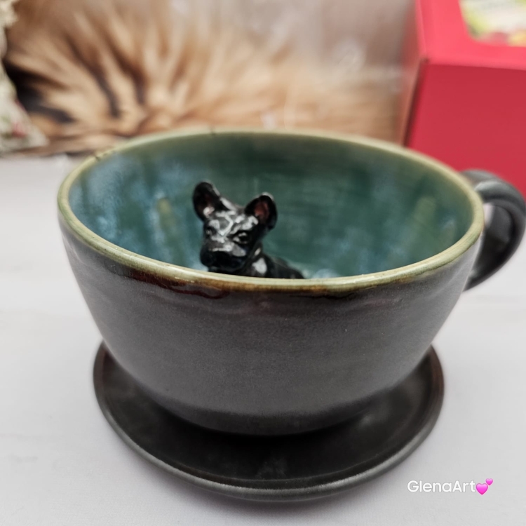 Filiżanka ze spodkiem i pieskiem BULDOŻKIEM czarnym FRANCUSKIM ceramiczna ze spodkiem i czarnym pieskiem ręcznie toczona i malowana elegancka filiżanka z pięknym szkliwem BULDOŻEK FRANCUSKI kubek z pieskiem buldożkiem czarnym