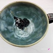 Filiżanka ze spodkiem i pieskiem BULDOŻKIEM czarnym FRANCUSKIM ceramiczna ze spodkiem i czarnym pieskiem ręcznie toczona i malowana elegancka filiżanka z pięknym szkliwem BULDOŻEK FRANCUSKI kubek z pieskiem buldożkiem czarnym