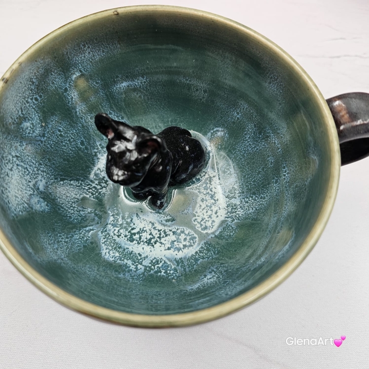 Filiżanka ze spodkiem i pieskiem BULDOŻKIEM czarnym FRANCUSKIM ceramiczna ze spodkiem i czarnym pieskiem ręcznie toczona i malowana elegancka filiżanka z pięknym szkliwem BULDOŻEK FRANCUSKI kubek z pieskiem buldożkiem czarnym
