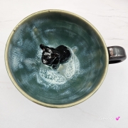 Filiżanka ze spodkiem i pieskiem BULDOŻKIEM czarnym FRANCUSKIM ceramiczna ze spodkiem i czarnym pieskiem ręcznie toczona i malowana elegancka filiżanka z pięknym szkliwem BULDOŻEK FRANCUSKI kubek z pieskiem buldożkiem czarnym