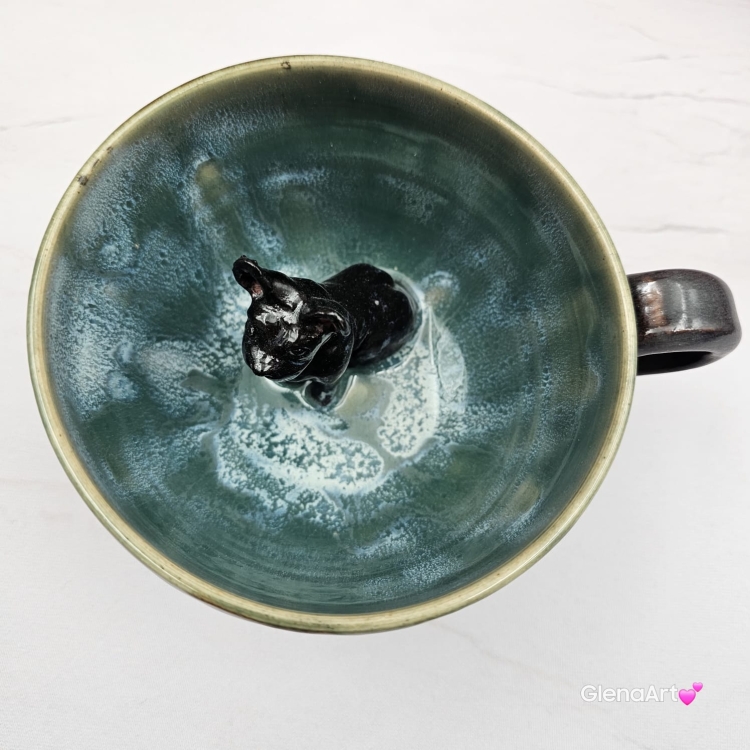 Filiżanka ze spodkiem i pieskiem BULDOŻKIEM czarnym FRANCUSKIM ceramiczna ze spodkiem i czarnym pieskiem ręcznie toczona i malowana elegancka filiżanka z pięknym szkliwem BULDOŻEK FRANCUSKI kubek z pieskiem buldożkiem czarnym