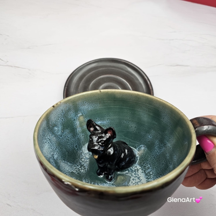 Filiżanka ze spodkiem i pieskiem BULDOŻKIEM czarnym FRANCUSKIM ceramiczna ze spodkiem i czarnym pieskiem ręcznie toczona i malowana elegancka filiżanka z pięknym szkliwem BULDOŻEK FRANCUSKI kubek z pieskiem buldożkiem czarnym