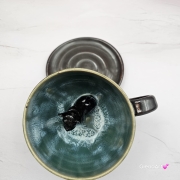 Filiżanka ze spodkiem i pieskiem BULDOŻKIEM czarnym FRANCUSKIM ceramiczna ze spodkiem i czarnym pieskiem ręcznie toczona i malowana elegancka filiżanka z pięknym szkliwem BULDOŻEK FRANCUSKI kubek z pieskiem buldożkiem czarnym