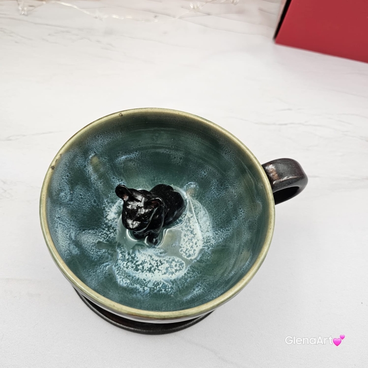 Filiżanka ze spodkiem i pieskiem BULDOŻKIEM czarnym FRANCUSKIM ceramiczna ze spodkiem i czarnym pieskiem ręcznie toczona i malowana elegancka filiżanka z pięknym szkliwem BULDOŻEK FRANCUSKI kubek z pieskiem buldożkiem czarnym