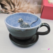 Filiżanka KOT ceramiczna z pręgowanym szarym kotem w środku i ze spodkiem w kolorach jasnoniebieskim brązowym szarym przenikające się prezent dla kociarza elegancka filiżanka kot ze zwierzakiem w środku kubek kot