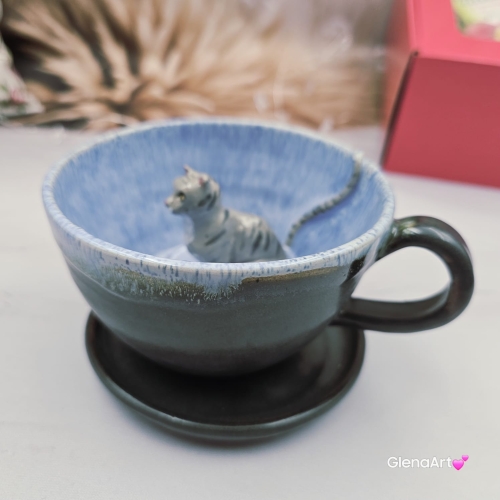 Filiżanka KOT ceramiczna z pręgowanym szarym kotem w środku i ze spodkiem w kolorach jasnoniebieskim brązowym szarym przenikające się prezent dla kociarza elegancka filiżanka kot ze zwierzakiem w środku kubek kot