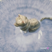 Filiżanka KOT ceramiczna z pręgowanym szarym kotem w środku i ze spodkiem w kolorach jasnoniebieskim brązowym szarym przenikające się prezent dla kociarza elegancka filiżanka kot ze zwierzakiem w środku kubek kot