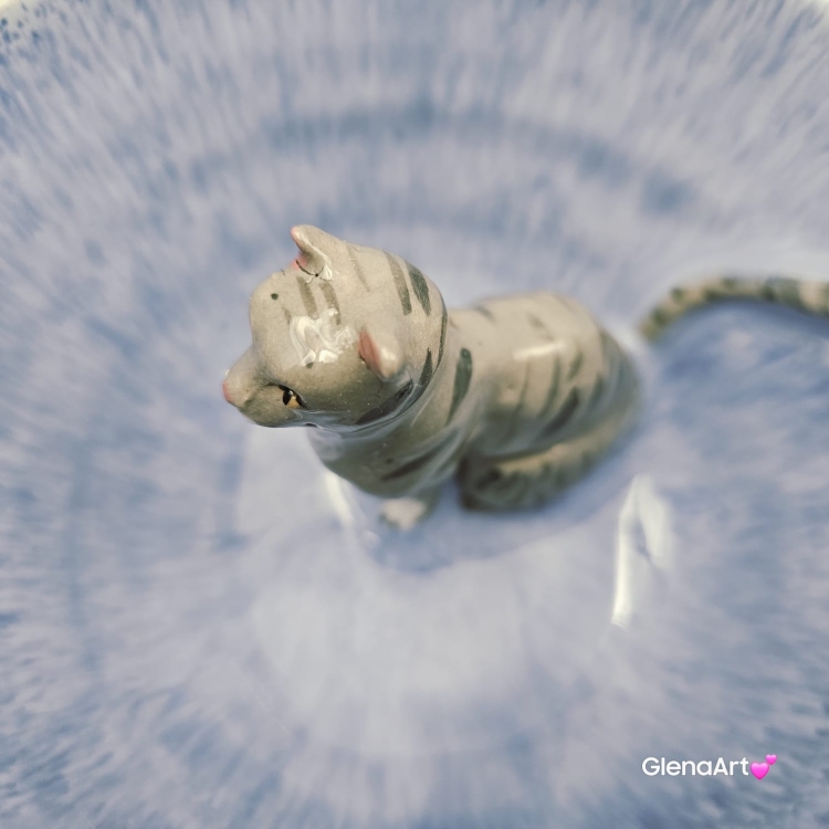 Filiżanka KOT ceramiczna z pręgowanym szarym kotem w środku i ze spodkiem w kolorach jasnoniebieskim brązowym szarym przenikające się prezent dla kociarza elegancka filiżanka kot ze zwierzakiem w środku kubek kot