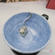 Filiżanka KOT ceramiczna z pręgowanym szarym kotem w środku i ze spodkiem w kolorach jasnoniebieskim brązowym szarym przenikające się prezent dla kociarza elegancka filiżanka kot ze zwierzakiem w środku kubek kot