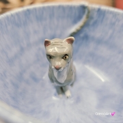 Filiżanka KOT ceramiczna z pręgowanym szarym kotem w środku i ze spodkiem w kolorach jasnoniebieskim brązowym szarym przenikające się prezent dla kociarza elegancka filiżanka kot ze zwierzakiem w środku kubek kot