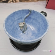 Filiżanka KOT ceramiczna z pręgowanym szarym kotem w środku i ze spodkiem w kolorach jasnoniebieskim brązowym szarym przenikające się prezent dla kociarza elegancka filiżanka kot ze zwierzakiem w środku kubek kot
