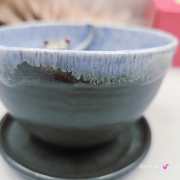 Filiżanka KOT ceramiczna z pręgowanym szarym kotem w środku i ze spodkiem w kolorach jasnoniebieskim brązowym szarym przenikające się prezent dla kociarza elegancka filiżanka kot ze zwierzakiem w środku kubek kot