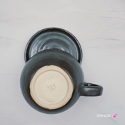 Filiżanka KOT ceramiczna z pręgowanym szarym kotem w środku i ze spodkiem w kolorach jasnoniebieskim brązowym szarym przenikające się prezent dla kociarza elegancka filiżanka kot ze zwierzakiem w środku kubek kot