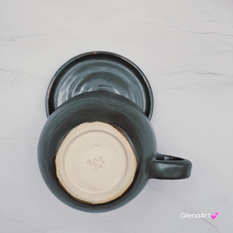 Filiżanka KOT ceramiczna z pręgowanym szarym kotem w środku i ze spodkiem w kolorach jasnoniebieskim brązowym szarym przenikające się prezent dla kociarza elegancka filiżanka kot ze zwierzakiem w środku kubek kot