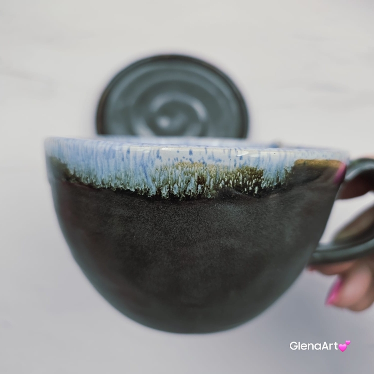 Filiżanka KOT ceramiczna z pręgowanym szarym kotem w środku i ze spodkiem w kolorach jasnoniebieskim brązowym szarym przenikające się prezent dla kociarza elegancka filiżanka kot ze zwierzakiem w środku kubek kot