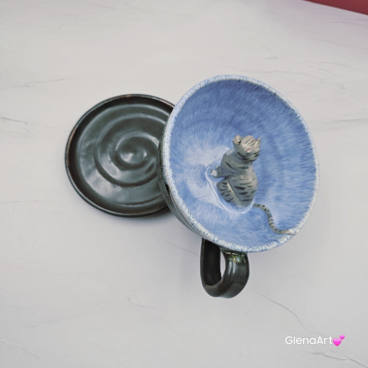 Filiżanka KOT ceramiczna z pręgowanym szarym kotem w środku i ze spodkiem w kolorach jasnoniebieskim brązowym szarym przenikające się prezent dla kociarza elegancka filiżanka kot ze zwierzakiem w środku kubek kot